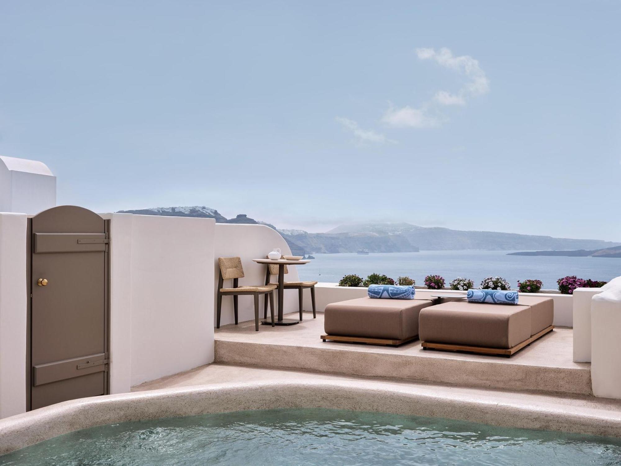 Executive Suite mit Tauchbecken und Blick auf die Caldera