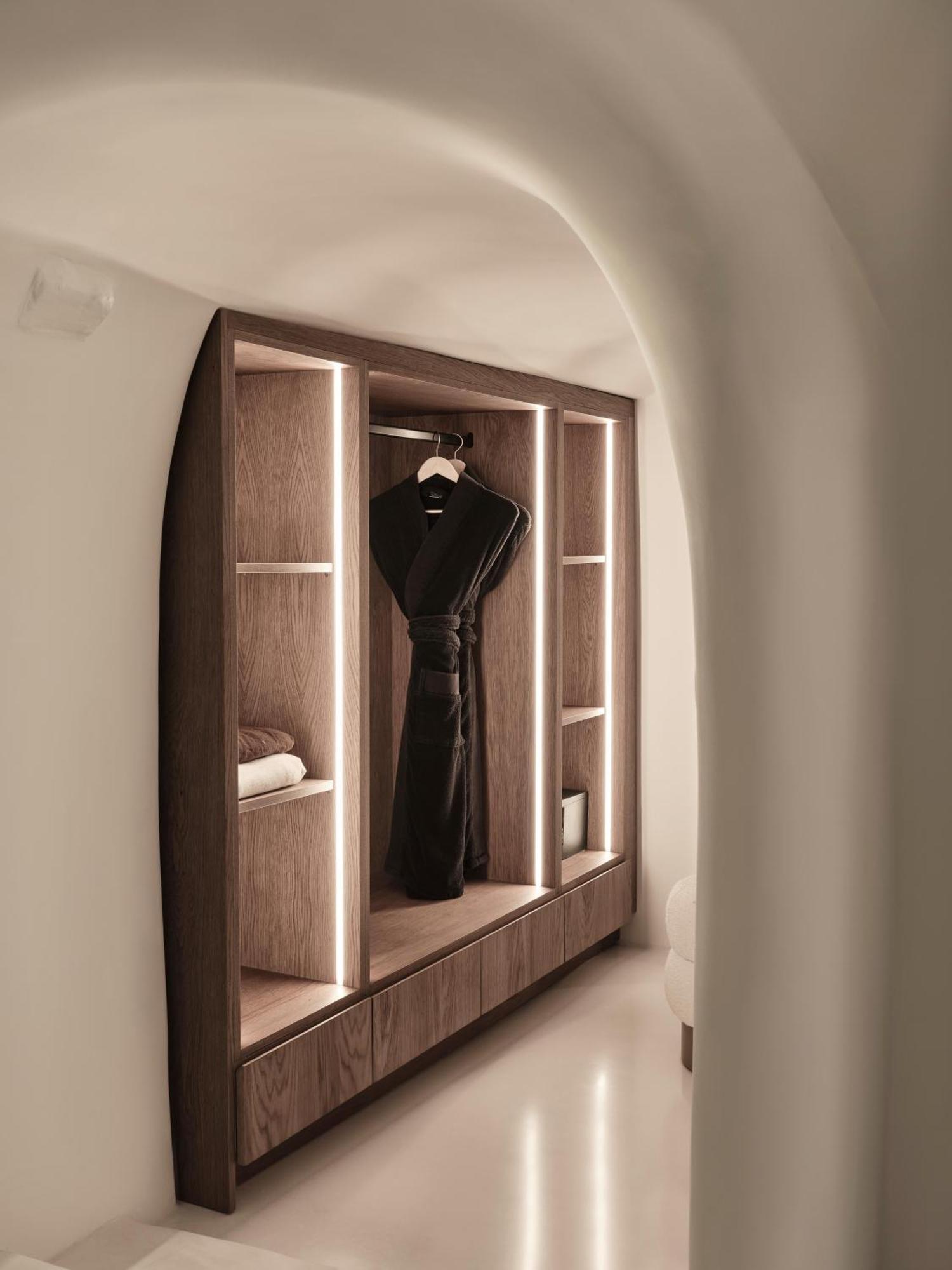 Elegante Suite mit Blick auf die Caldera